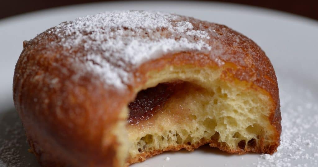 Weich, zart, perfekt elastisch. Traditionelle Donuts nach einem alten Rezept