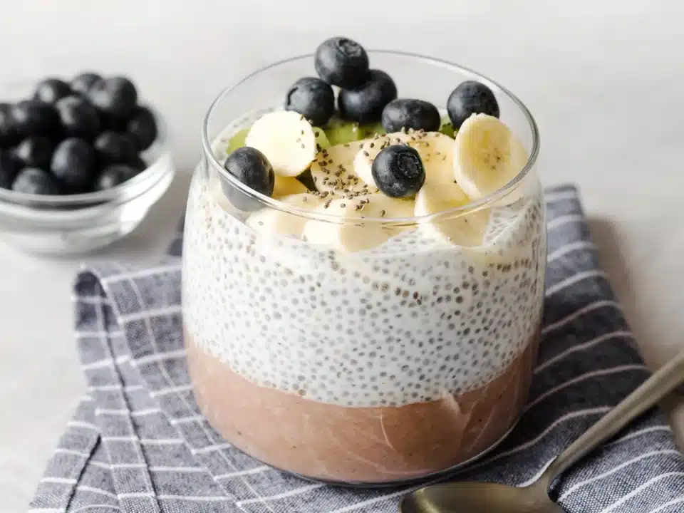 Ich esse dieses Dessert anstelle von Süßigkeiten, wenn ich abnehmen möchte. Es sättigt lange und ist unglaublich leicht.