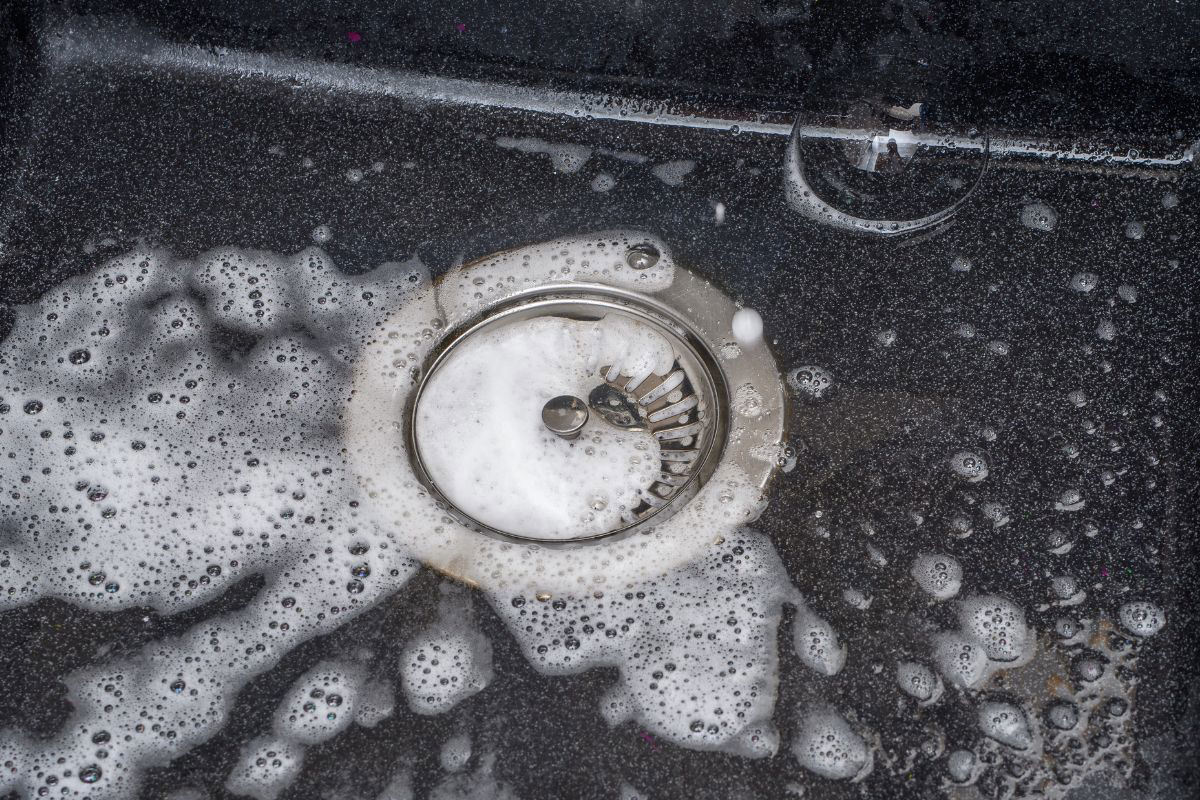 Gießen Sie das orangefarbene Pulver aus der Küche in den Abfluss. Das Waschbecken wird gereinigt und der unangenehme Geruch verschwindet.