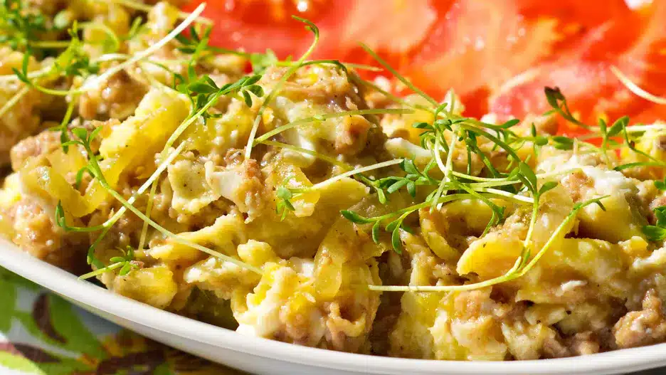 Geben Sie alles in die Pfanne und fügen Sie dann die Eier hinzu. Schon am Morgen wird Ihr Gehirn auf Hochtouren arbeiten und Sie werden mehr Energie haben.