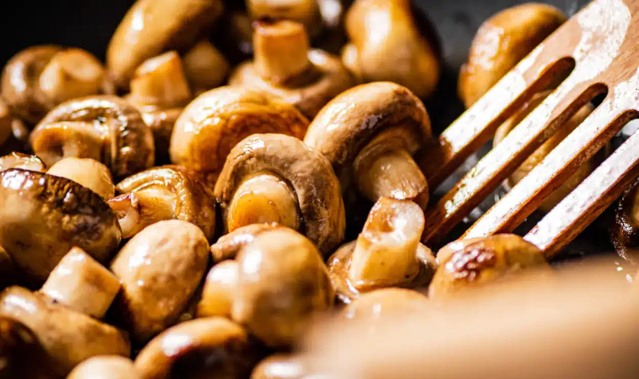 So werden Champignons in Restaurants gebraten. Zu Hause denkt man selten daran