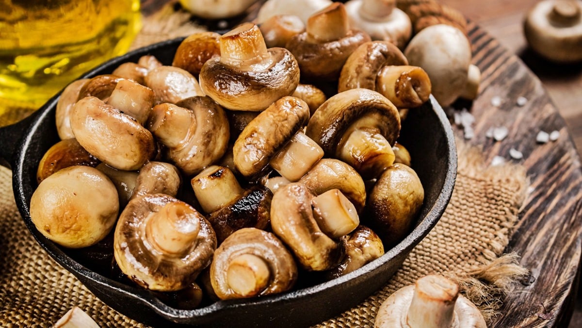 So werden Champignons in Restaurants gebraten. Zu Hause denkt man selten daran