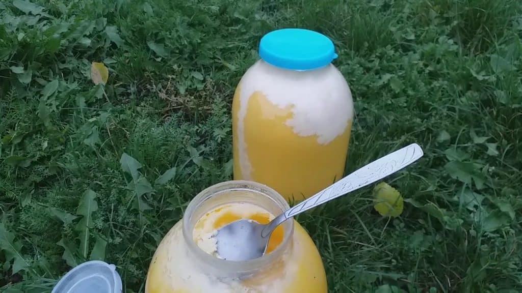 Bedeutet ein weißer Belag auf Honig, dass er nicht mehr frisch ist? Wir erklären, ob man ihn essen kann