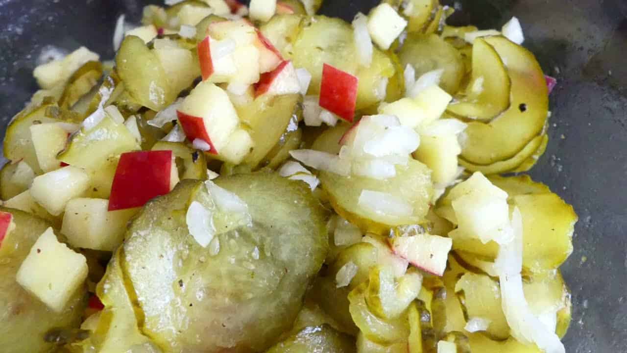 Mein Mann fügte einen Löffel und zwei Zutaten hinzu. Das Ergebnis war der beste Salat aus eingelegten Gurken