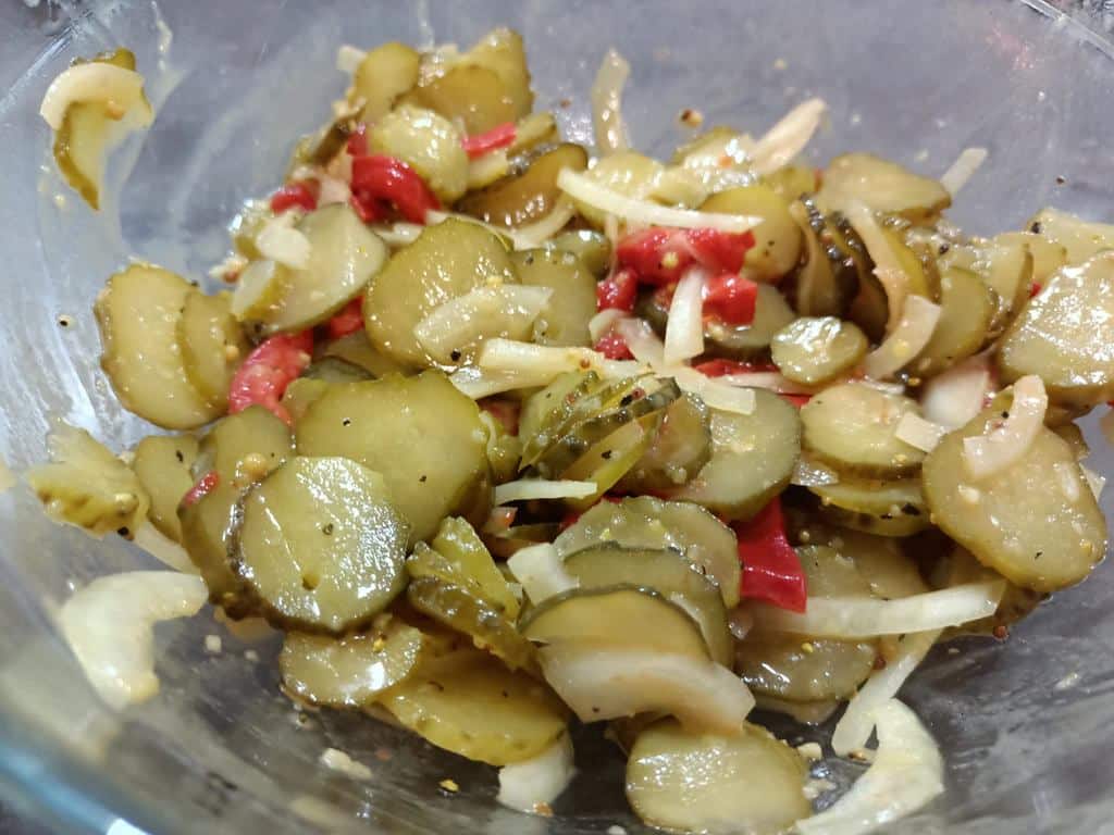 Mein Mann fügte einen Löffel und zwei Zutaten hinzu. Das Ergebnis war der beste Salat aus eingelegten Gurken